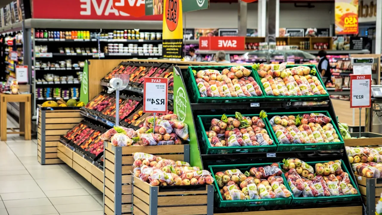 Market rafında ürün ambalajları