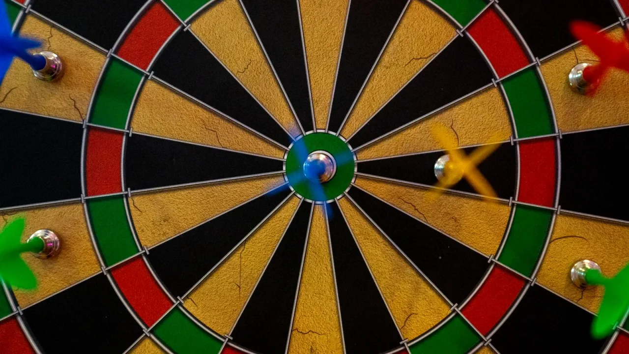 Dart tahtasında merkeze isabet eden ok